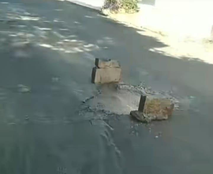 Moradores tapam buracos das ruas no Santa Fé com cimento